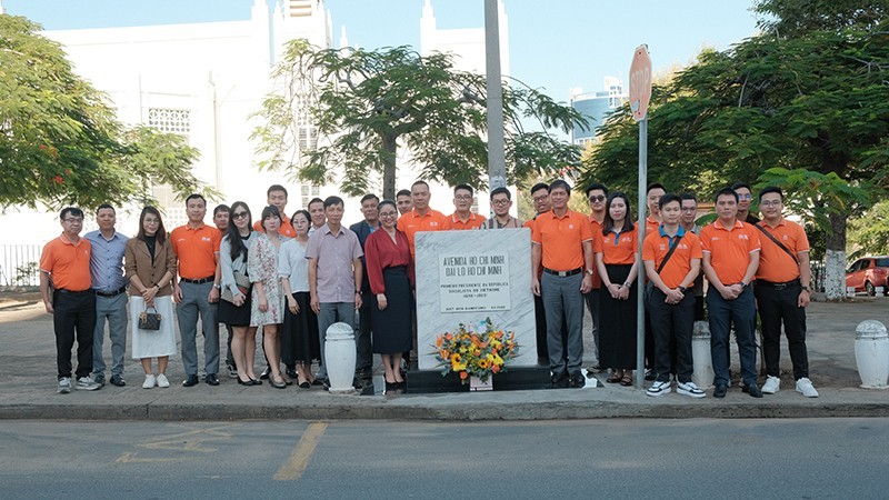 越南驻莫桑比克大使馆干部人员和旅居莫桑比克越南人社团在位于首都马普托胡志明大道的纪念碑敬献鲜花。（图片来源：越南驻莫桑比克大使馆）