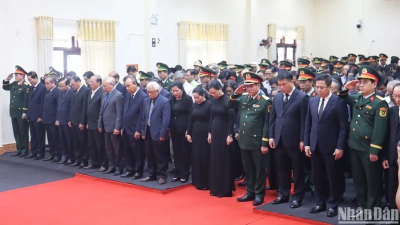 各位代表默哀一分钟，悼念原国家主席陈德良。