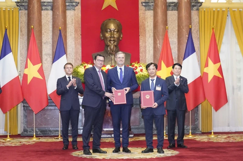 法国总统埃马纽埃尔·马克龙与国家主席梁强共同见证合作意向书签署仪式。