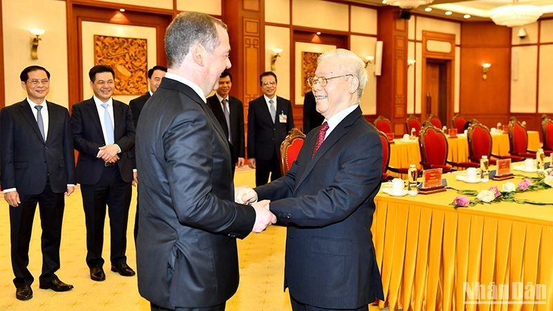 越共中央总书记阮富仲同统俄党主席、俄罗斯联邦安全会议副主席梅德韦杰夫举行会谈。（登科 摄）