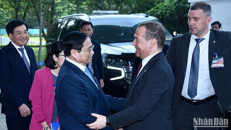 政府总理范明欢迎统一俄罗斯党主席、俄罗斯联邦安全会议副主席德米特里·梅德韦杰夫。（陈海 摄）