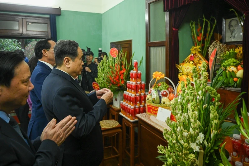 越南女国会主席陈青敏在67号故居敬香缅怀胡志明主席。