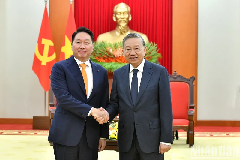 越共中央总书记苏林会见韩国SK集团会长崔泰源。