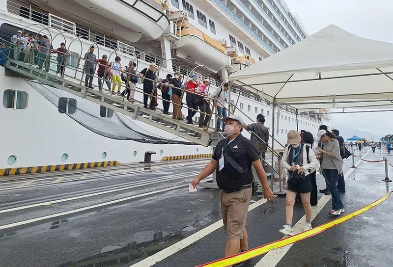 游轮游客停靠岘港市仙沙港。（秋河 摄）