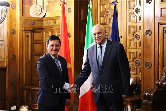 越南司法部副部长梅良魁会见意大利司法部长卡洛·诺迪奥。