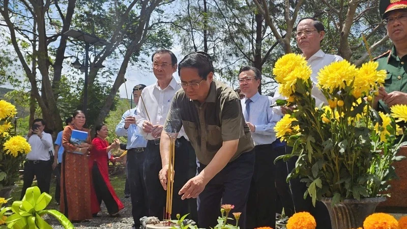 政府总理范明正上香缅怀英烈。