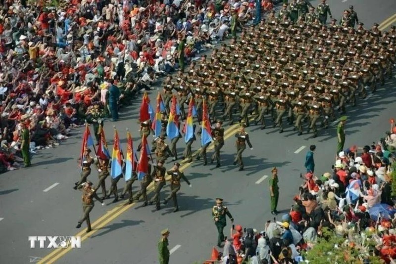 纪念南方解放、国家统一50周年庆典暨阅兵和群众游行活动隆重举行。