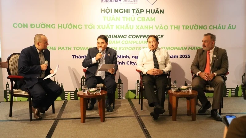 专家在培训会上就碳边境调节机制展开交流。