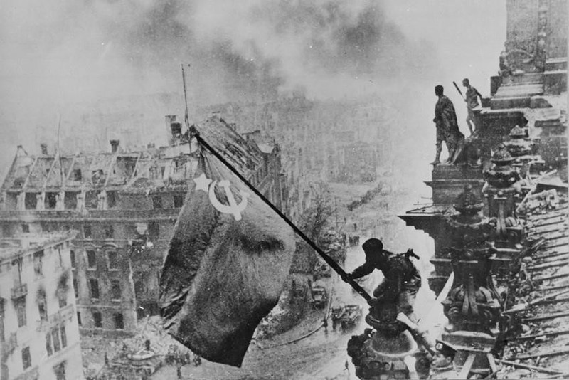 1945年4月16日，苏联红军向德国的最后堡垒柏林发起进攻，至1945年4月30日下午，攻占了德国议会大厦，并在大厦楼顶升起了胜利的旗帜。（图片来源：国际资料/越通社）