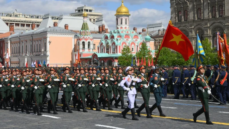 越南人民军仪仗队英姿飒爽亮相红场阅兵式。