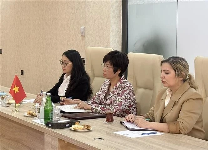 越通社社长武越庄（左二）会见阿塞拜疆通讯社社长武加尔·阿利耶夫。