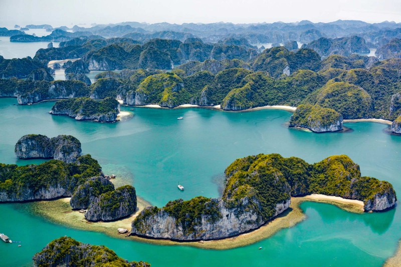 越南着力发展特色旅游。图为：下龙湾一角。