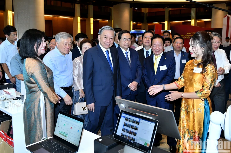 苏林总书记参观私营经济发展成就展览会【组图】