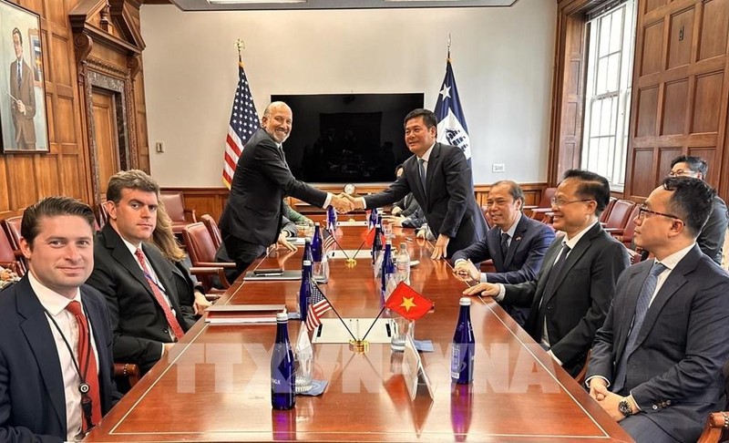 越南工贸部部长阮鸿延与美国商务部部长霍华德·卢特尼克座谈。