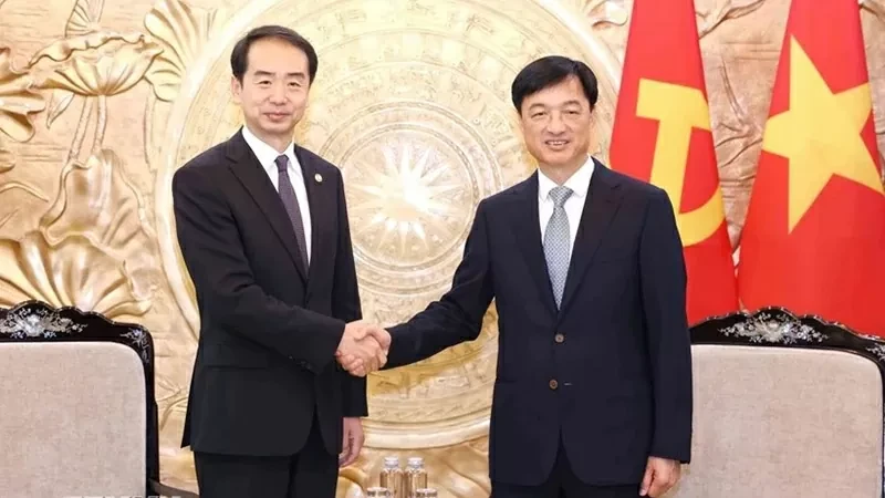 越共中央检查委员会主任阮维玉会见中国驻越南大使何炜。