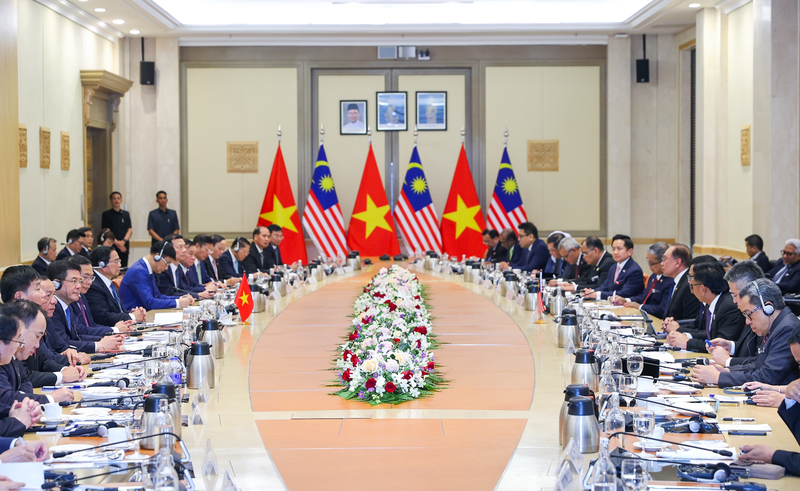 越南政府总理范明正与马来西亚总理安瓦尔·易卜拉欣举行会谈。