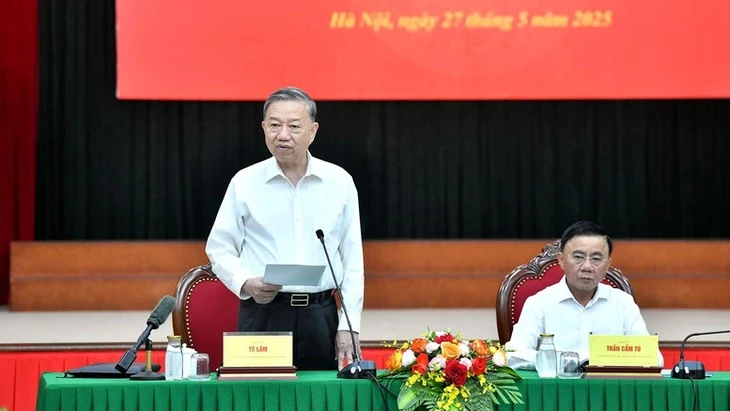 越共中央总书记苏林与中央组织部召开会议。