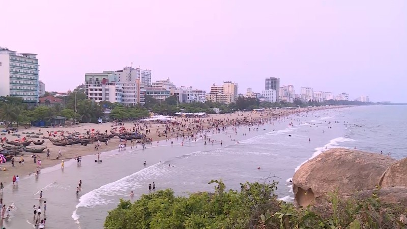 在4·30和5·1五天假期高峰期间，清化省接待大量游客前来参观旅游。（太平 摄）