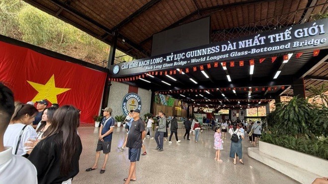 2025年4月30日，游客排队等待参观世界最长的玻璃桥。（图片来源：越通社）