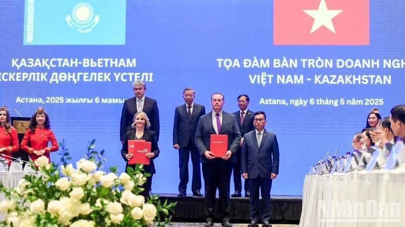 越共中央总书记苏林见证越捷航空与哈萨克航空签署业务特许经营协议的交换仪式。