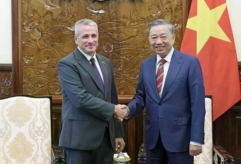 2024年7月3日，越南国家主席苏林会见白俄罗斯共和国新任驻越南大使乌拉基米尔·巴拉维库。（图片来源：越通社）