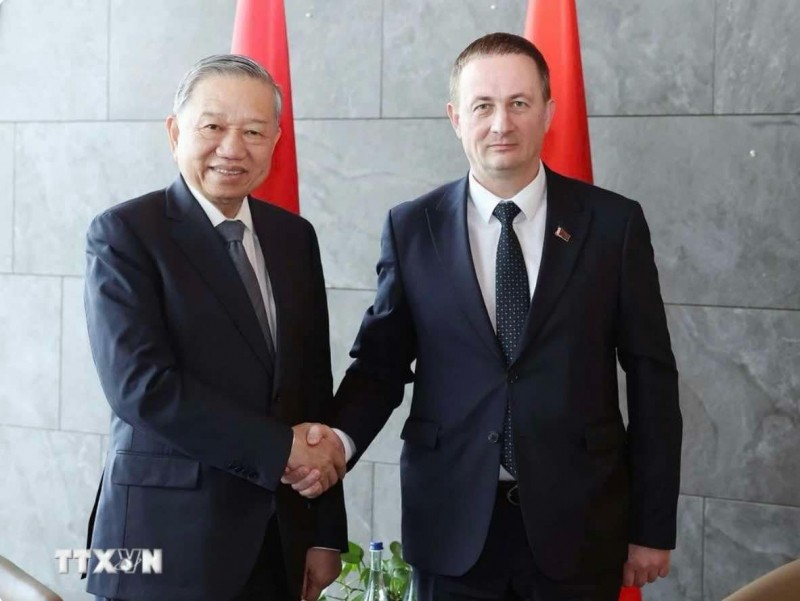 越共中央总书记苏林与白俄罗斯总理图尔钦亲切握手。（图片来源：越通社）