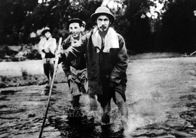 胡志明主席在前往边界战役途中（1950年）。（图片来源：越通社）