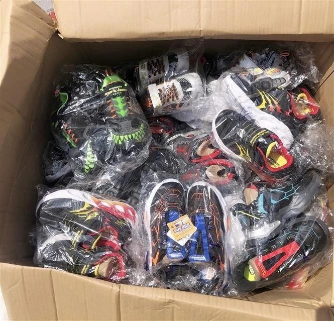 被检查的鞋类产品。（图片来源：越通社）