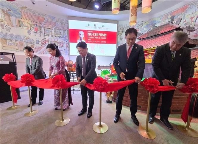 各位代表为“胡志明主席——和平与友谊象征”展览会开幕剪彩。（图片来源：越通社）