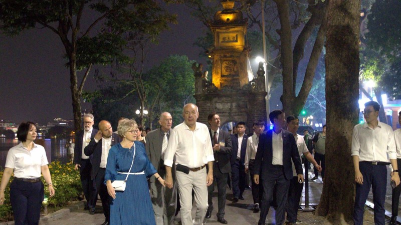 匈牙利总统和夫人在河内市还剑湖周边地区漫步。