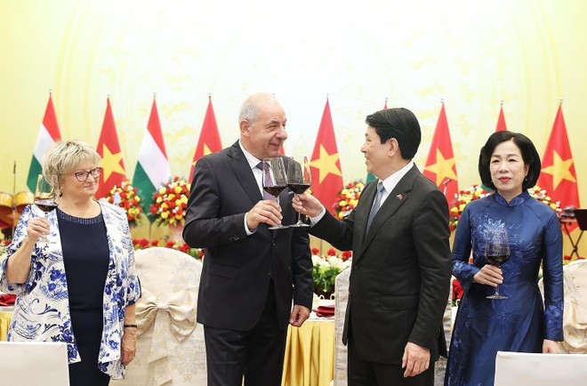 越南国家主席梁强偕夫人设宴招待匈牙利总统偕夫人。（图片来源：越通社） 