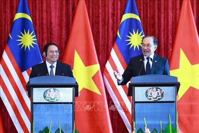 范明正总理与马来西亚总理在吉隆坡会谈后共同会见两国媒体。（图片来源：越通社）