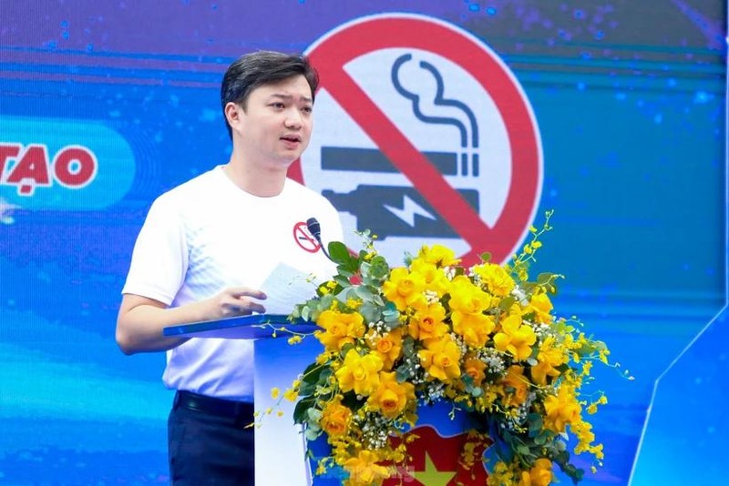 胡志明共青团中央书记处书记阮明哲在集会上发表讲话。（图片来源：前锋报）