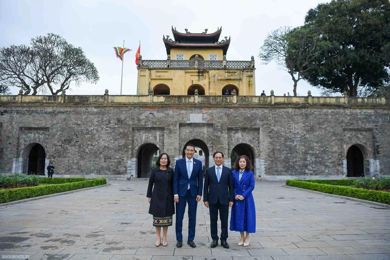 越南与泰国外长参观河内升龙皇城遗迹区。图片来源：国际报