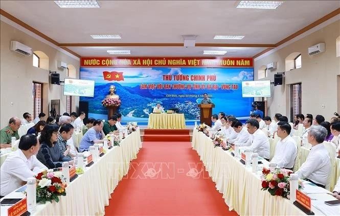 政府总理范明正听取了巴地头顿省常务委员会关于该生经济社会发展情况，推动该省和昆岛经济社会发展、确保国防安全的建议办理情况的报告。图片来源：越通社