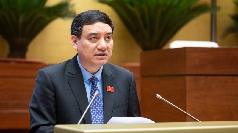 越南国会常务委员会委员阮得荣在会议上作报告