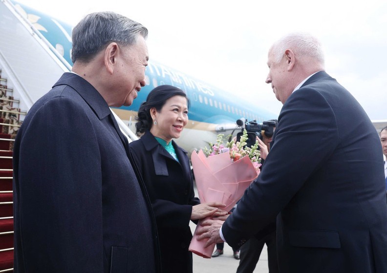 越共中央总书记苏林与夫人抵达明斯克机场，开始对白俄罗斯进行国事访问。白俄罗斯政府副总理阿纳托利·西瓦克及多位政府官员到机场迎接苏林总书记及夫人一行。（图片来源：越通社）