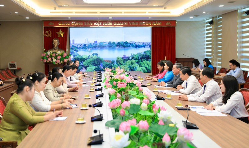 河内市委常务副书记阮文峰在河内会见了由老挝妇联中央委员、万象市委委员、万象首都妇联主席连卡·维拉帕尼率领的代表团