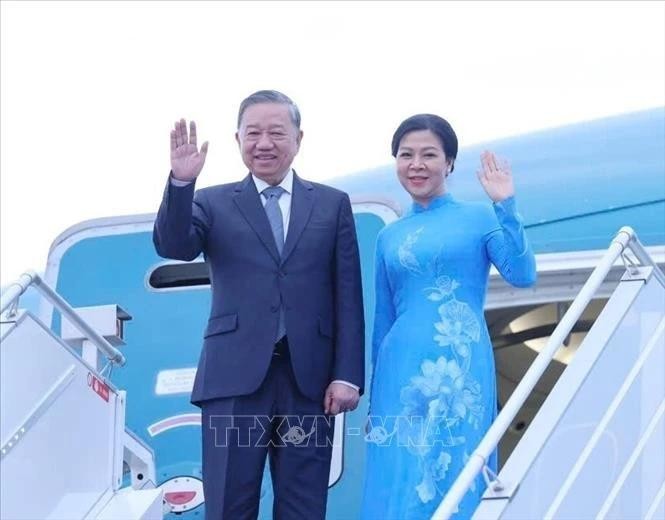当地时间5月12日晚，越共中央总书记苏林偕夫人一行离开了白俄罗斯首都明斯克，启程回国，圆满结束对白俄罗斯进行的国事访问。