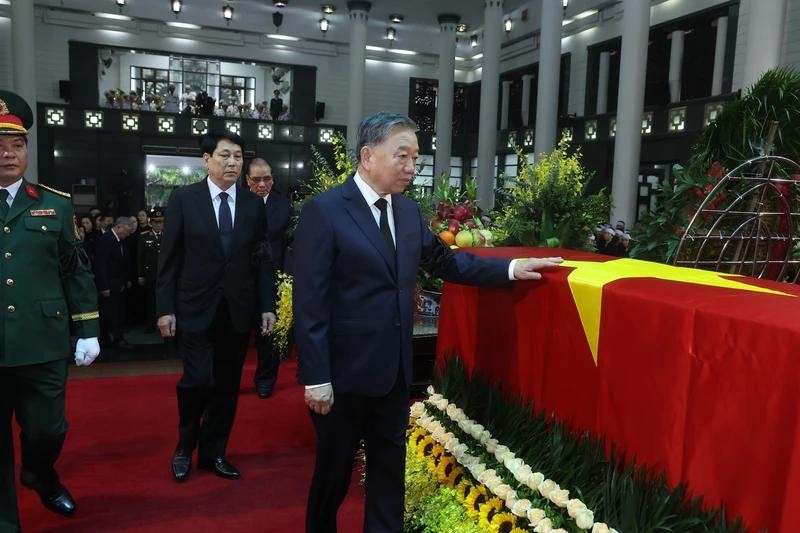由苏林总书记率领的越共中央委员会代表团前往吊唁原国家主席陈德良。（图片来源：越通社）