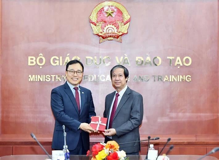 越南教育与培训部部长阮金山与韩国驻越南大使崔泳三。（图片来源：越南教育与培训部提供）