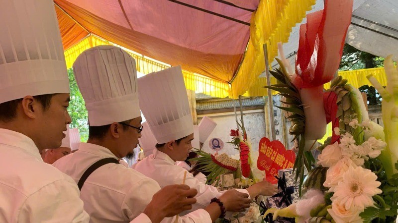 举行上香仪式缅怀郎僚王子，弘扬民族饮食文化。