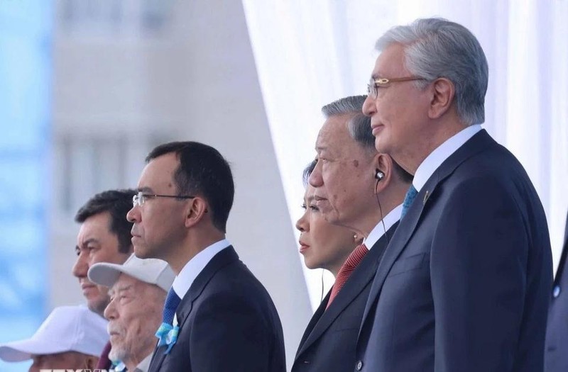 越共中央总书记苏林出席在哈萨克斯坦举行的纪念反法西斯卫国战争胜利80周年阅兵式。（图片来源：越通社）
