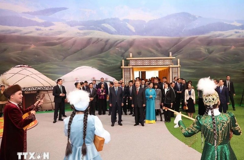 越共中央总书记苏林与夫人和哈萨克斯坦总统托卡耶夫一同参观哈萨克斯坦民族文化村。（图片来源：越通社）