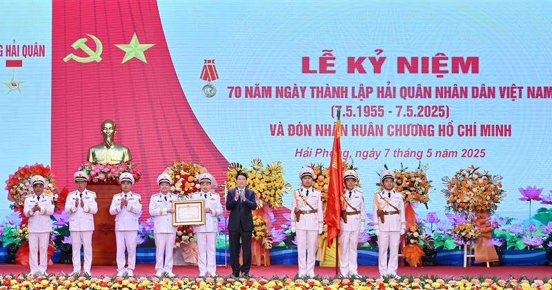 国家主席梁强向海军军种授予胡志明勋章。