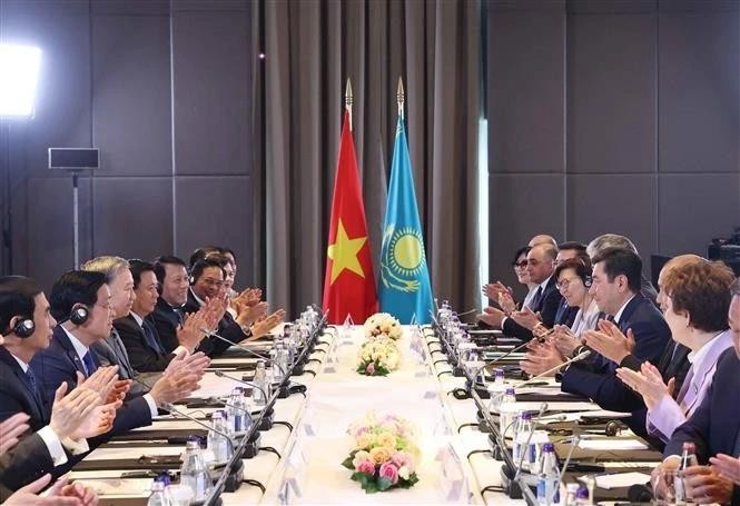苏林总书记会见哈萨克斯坦议会下院议长叶尔兰·科沙诺夫主席场景。