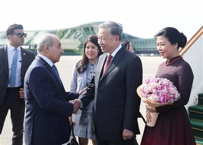 阿塞拜疆第一副总理亚古布·埃尤博夫在首都巴库的盖达尔·阿利耶夫国际机场迎接越共中央总书记苏林和夫人。