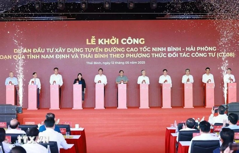 越南政府总理范明正出席宁平—海防高速公路项目（途径南定省-太平省路段）开工仪式。