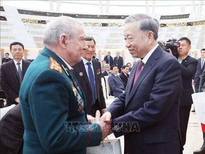 苏林总书记亲切慰问援越白俄罗斯老兵。（图片来源：越通社）