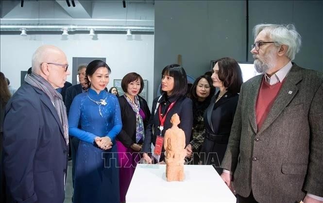 苏林总书记夫人吴芳璃造访俄罗斯国立苏里科夫美院。（图片来源：越通社）